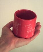 Чырвоны керамічны кубак з роспісам.