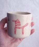 Белы керамічны кубак з роспісам.