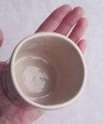 Белы керамічны кубак з роспісам.