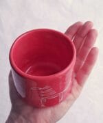 Чырвоны керамічны кубак з роспісам.