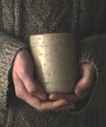 Керамічны кубак з беларускім арнаментам.
