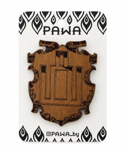 Драўляная брошка з дэкаратыўнай эмблемай
