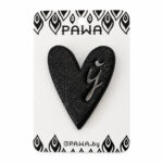 Драўляная брошка-сэрца «Ў» — чорны, бліскаўкі